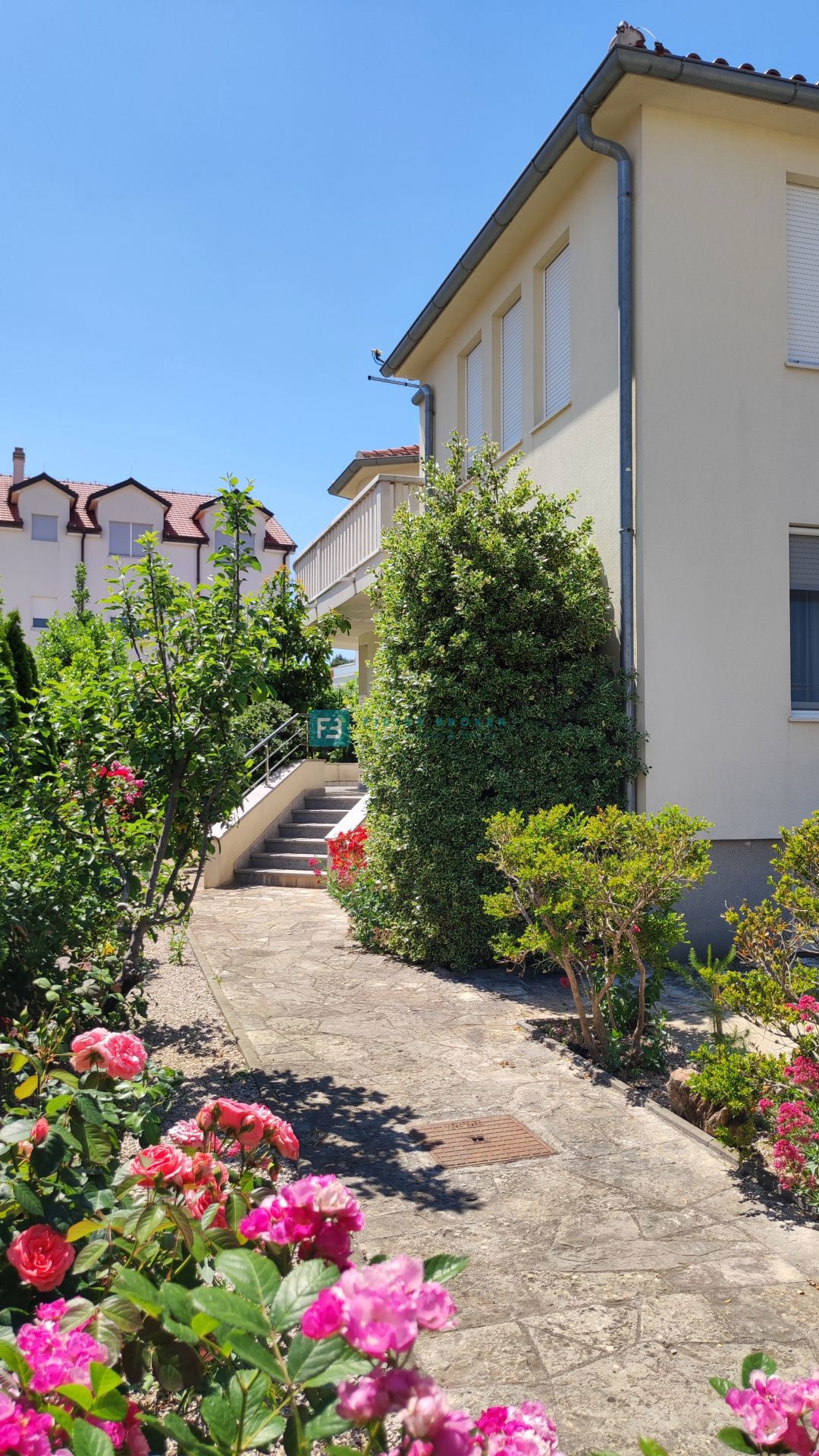 VODICE, opremljena samostojna hiša, 3 ločena stanovanja, vrt, garaža