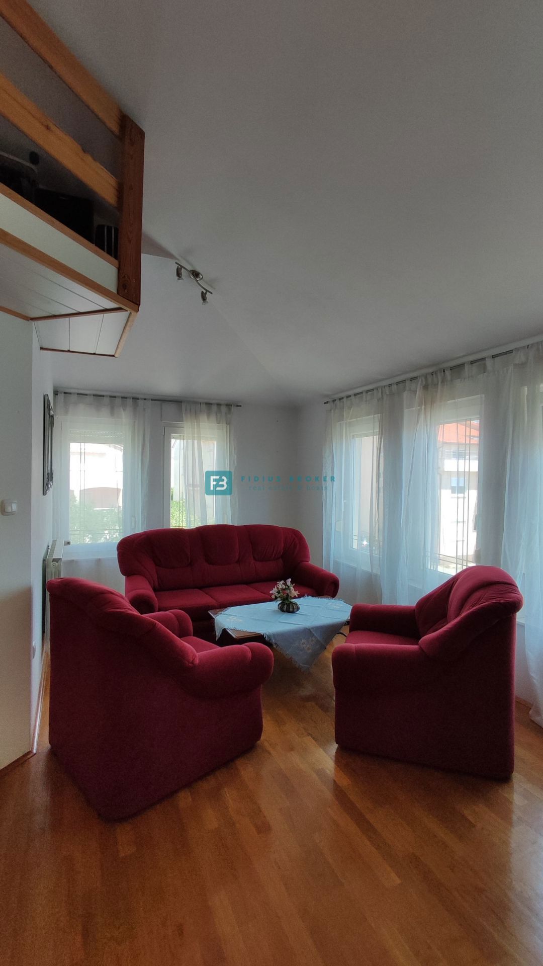 VODICE, opremljena samostojna hiša, 3 ločena stanovanja, vrt, garaža