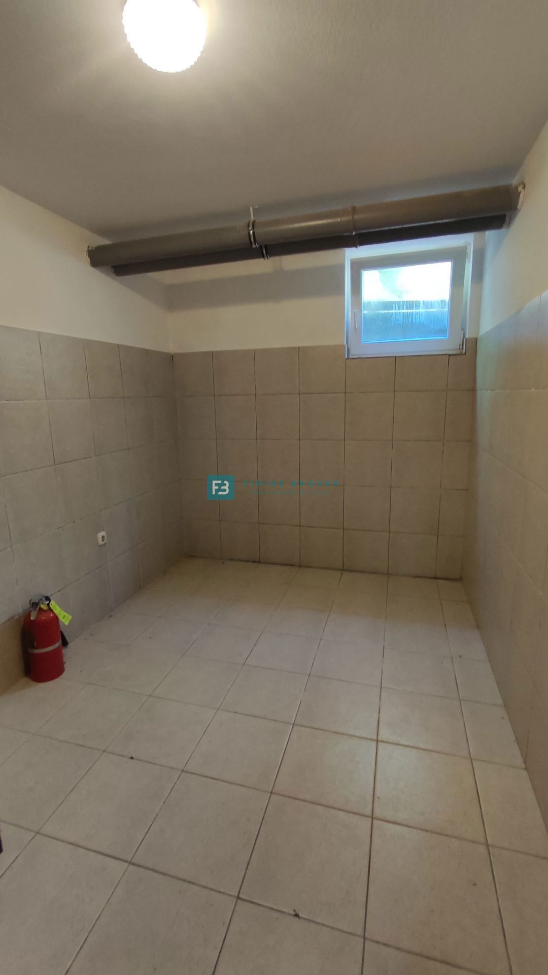 VODICE, opremljena samostojna hiša, 3 ločena stanovanja, vrt, garaža