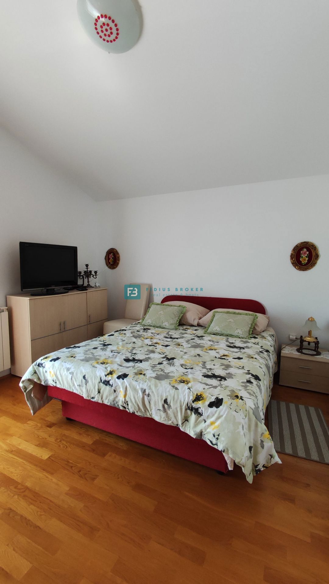 VODICE, opremljena samostojna hiša, 3 ločena stanovanja, vrt, garaža