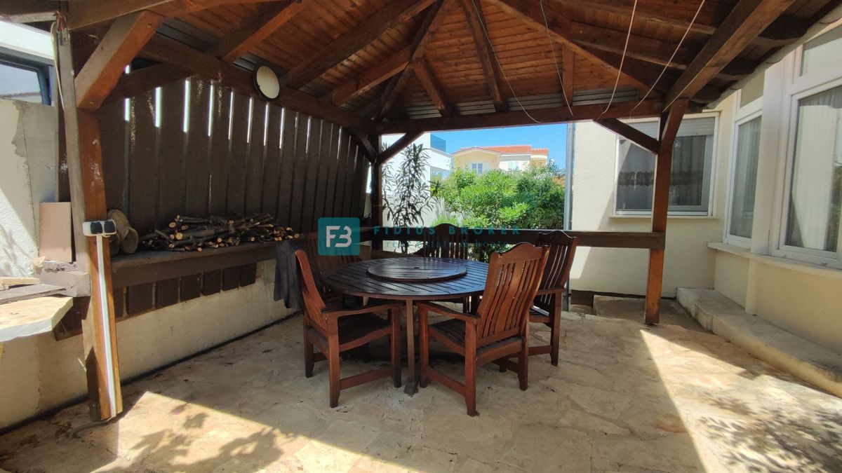 VODICE, opremljena samostojna hiša, 3 ločena stanovanja, vrt, garaža