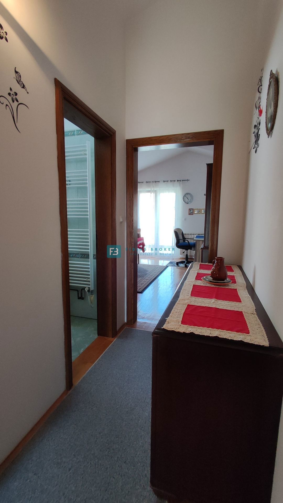 VODICE, opremljena samostojna hiša, 3 ločena stanovanja, vrt, garaža