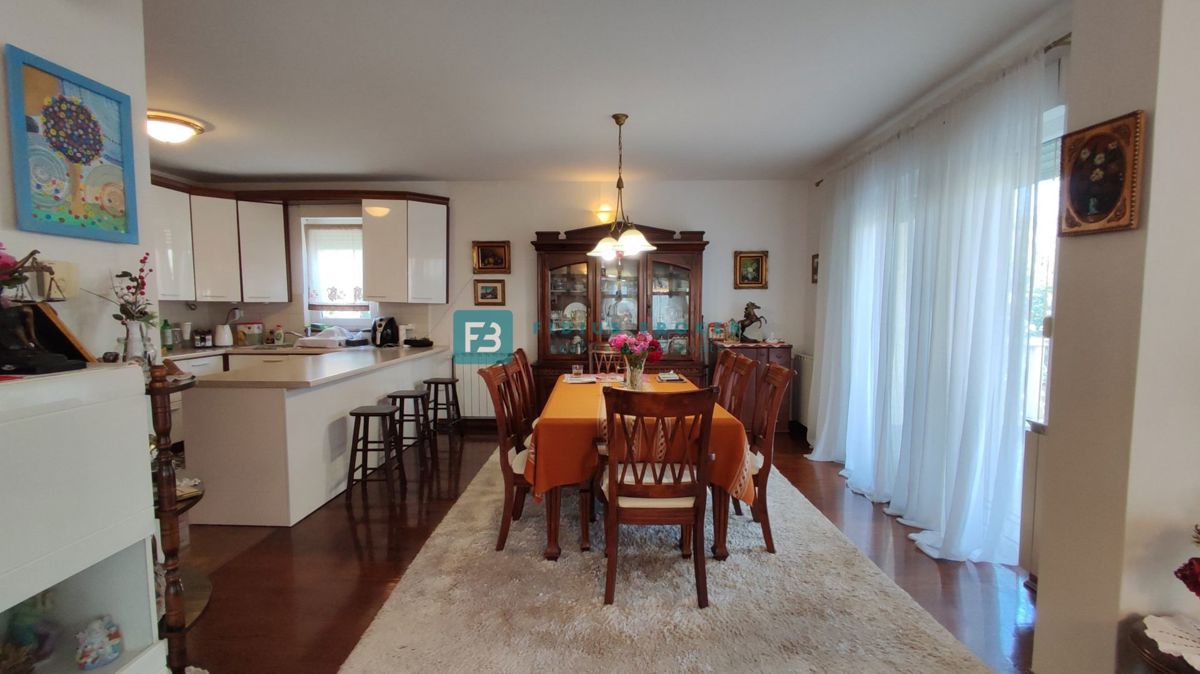 VODICE, opremljena samostojna hiša, 3 ločena stanovanja, vrt, garaža