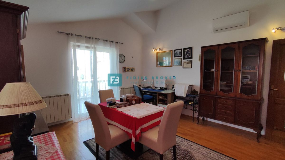 VODICE, opremljena samostojna hiša, 3 ločena stanovanja, vrt, garaža