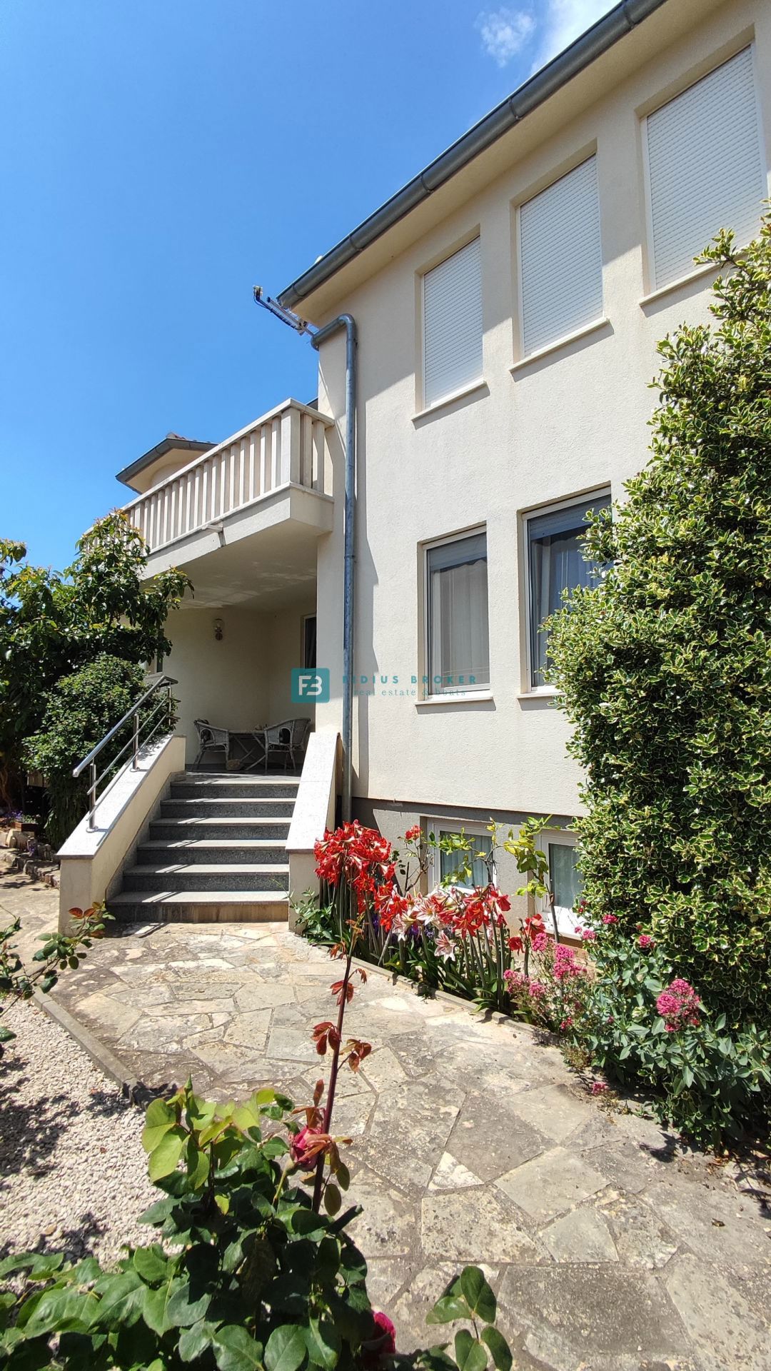 VODICE, opremljena samostojna hiša, 3 ločena stanovanja, vrt, garaža