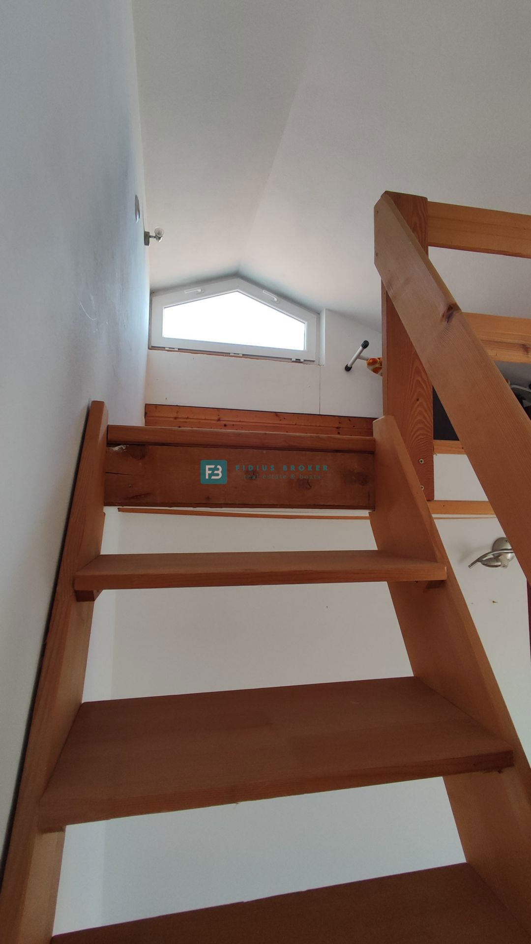 VODICE, opremljena samostojna hiša, 3 ločena stanovanja, vrt, garaža