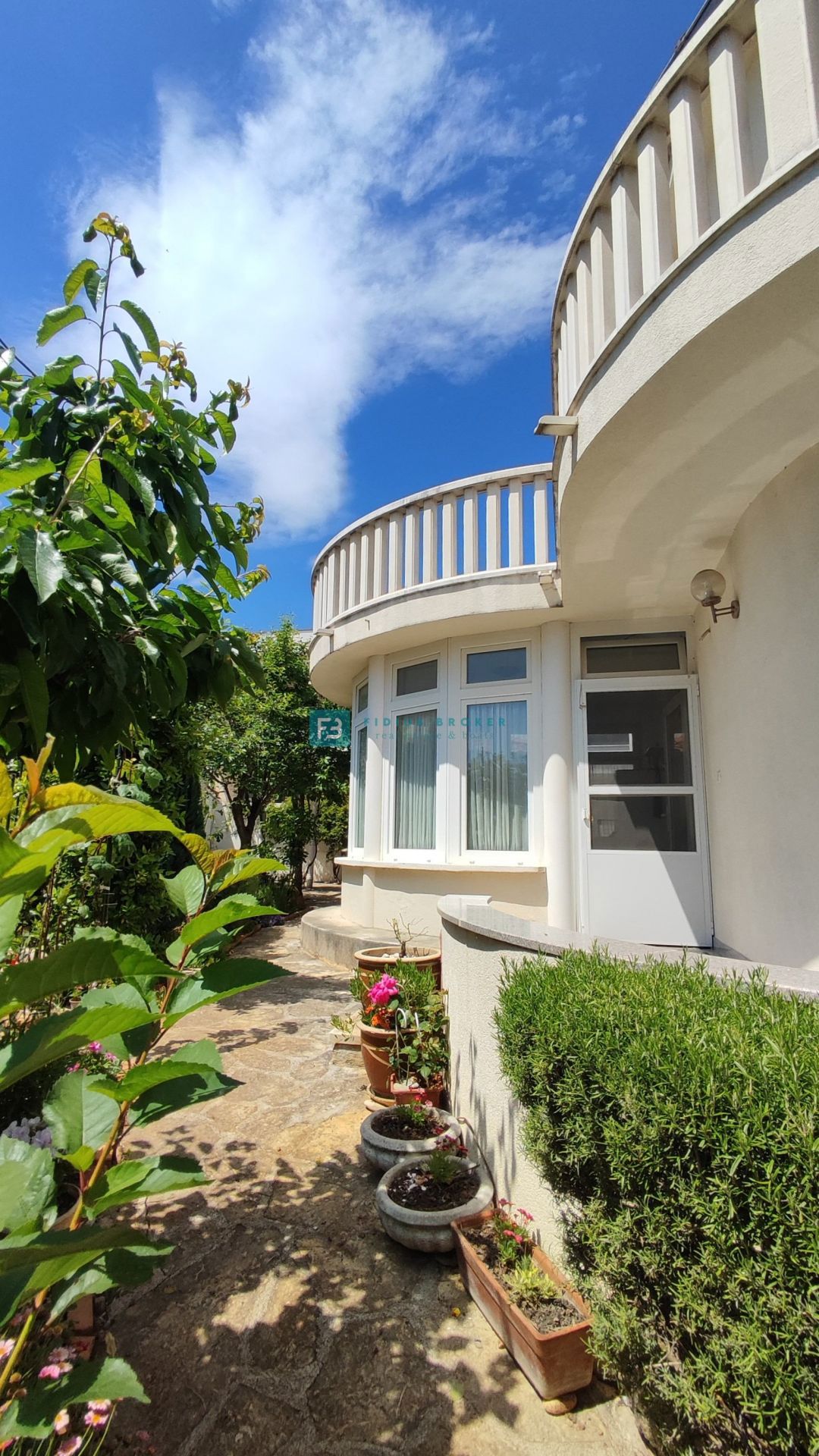 VODICE, opremljena samostojna hiša, 3 ločena stanovanja, vrt, garaža