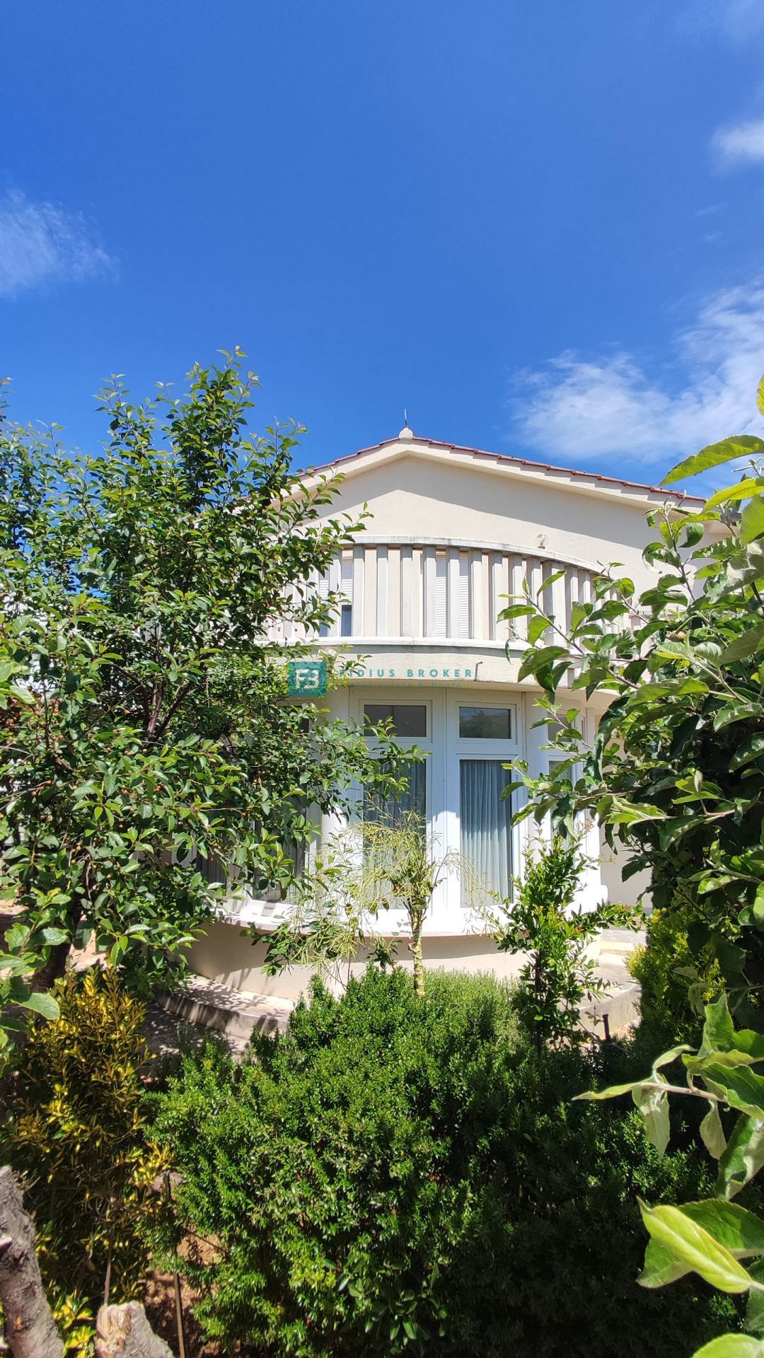 VODICE, opremljena samostojna hiša, 3 ločena stanovanja, vrt, garaža