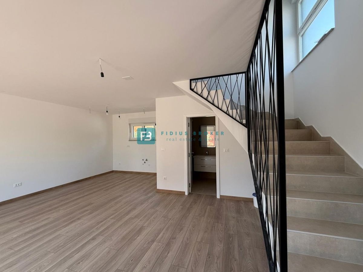 VODICE, novogradnja, 200 m do plaže, dvoetažni apartma, terasa