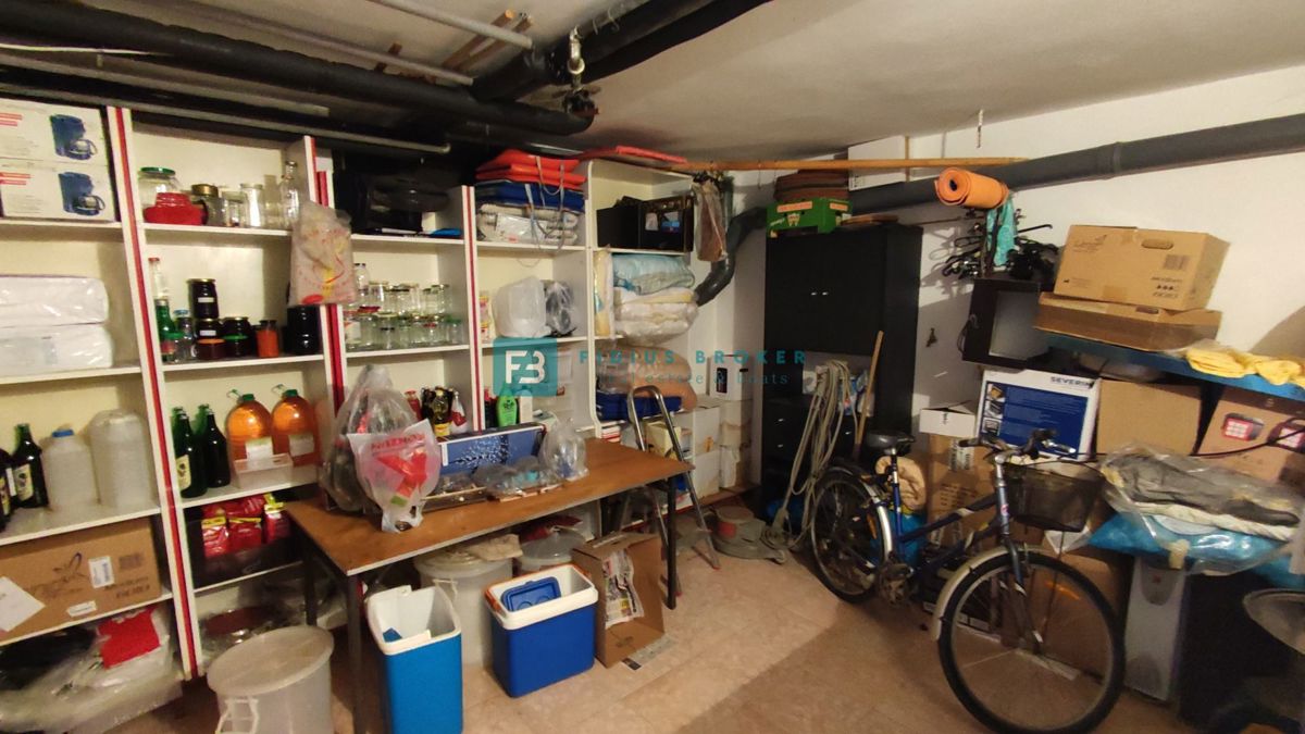 VODICE, vrhunska lokacija, apartmajska hiša, 350 m od plaže, garaža