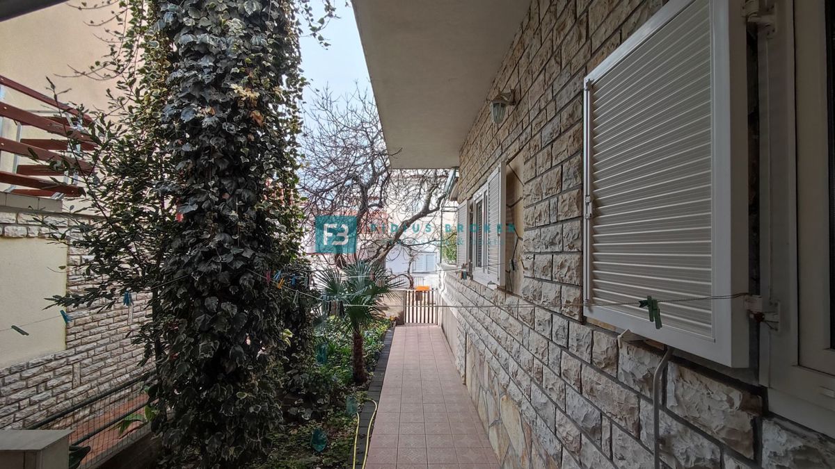 VODICE, vrhunska lokacija, apartmajska hiša, 350 m od plaže, garaža