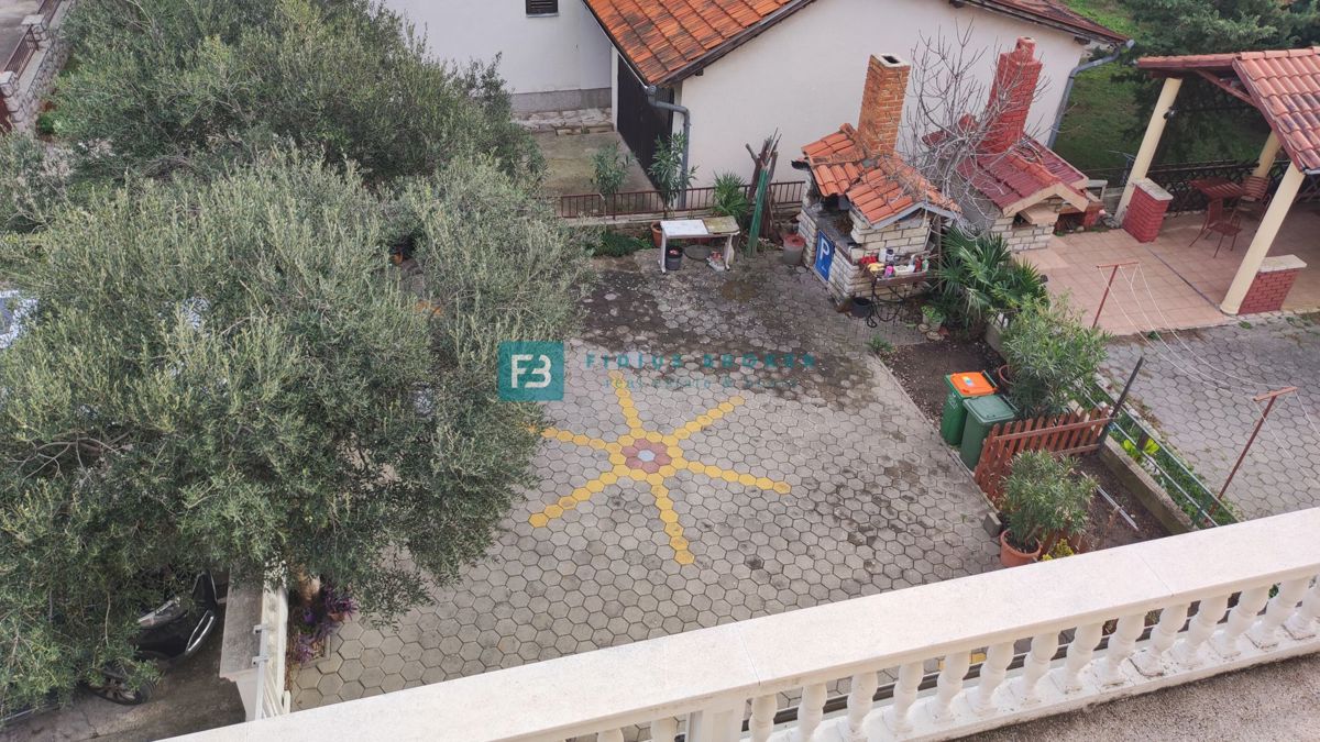 VODICE, vrhunska lokacija, apartmajska hiša, 350 m od plaže, garaža