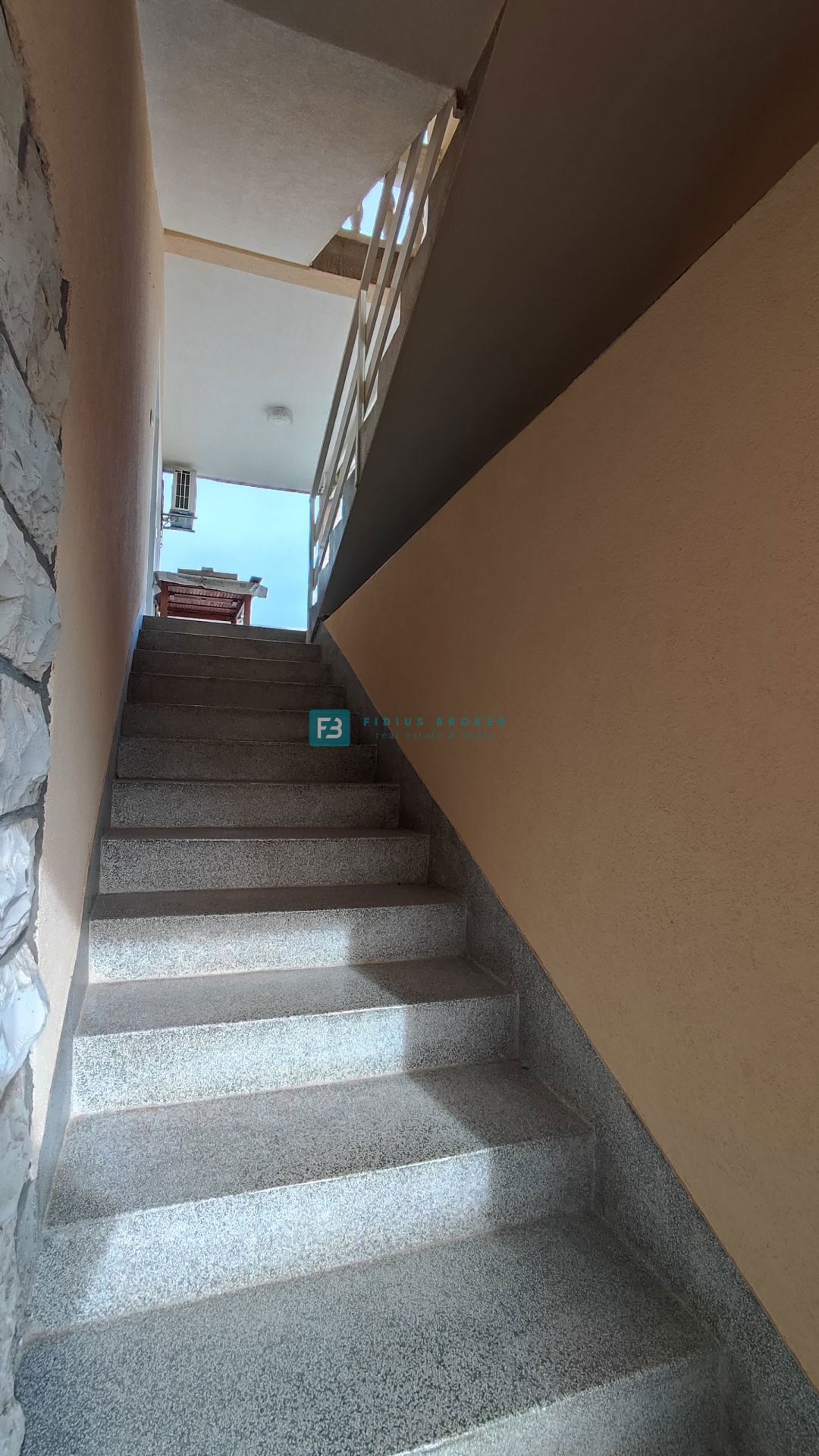 VODICE, vrhunska lokacija, apartmajska hiša, 350 m od plaže, garaža