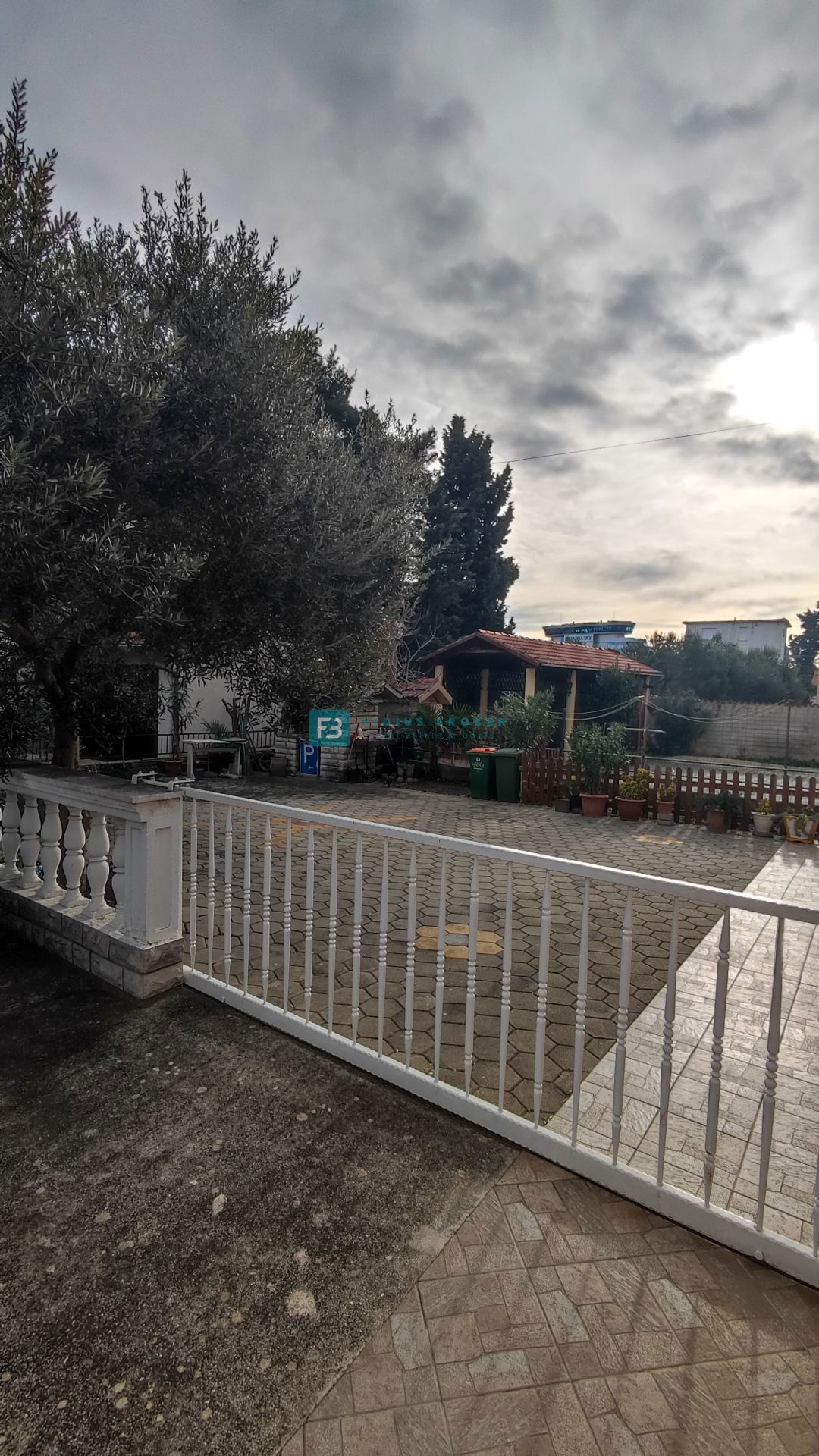 VODICE, vrhunska lokacija, apartmajska hiša, 350 m od plaže, garaža