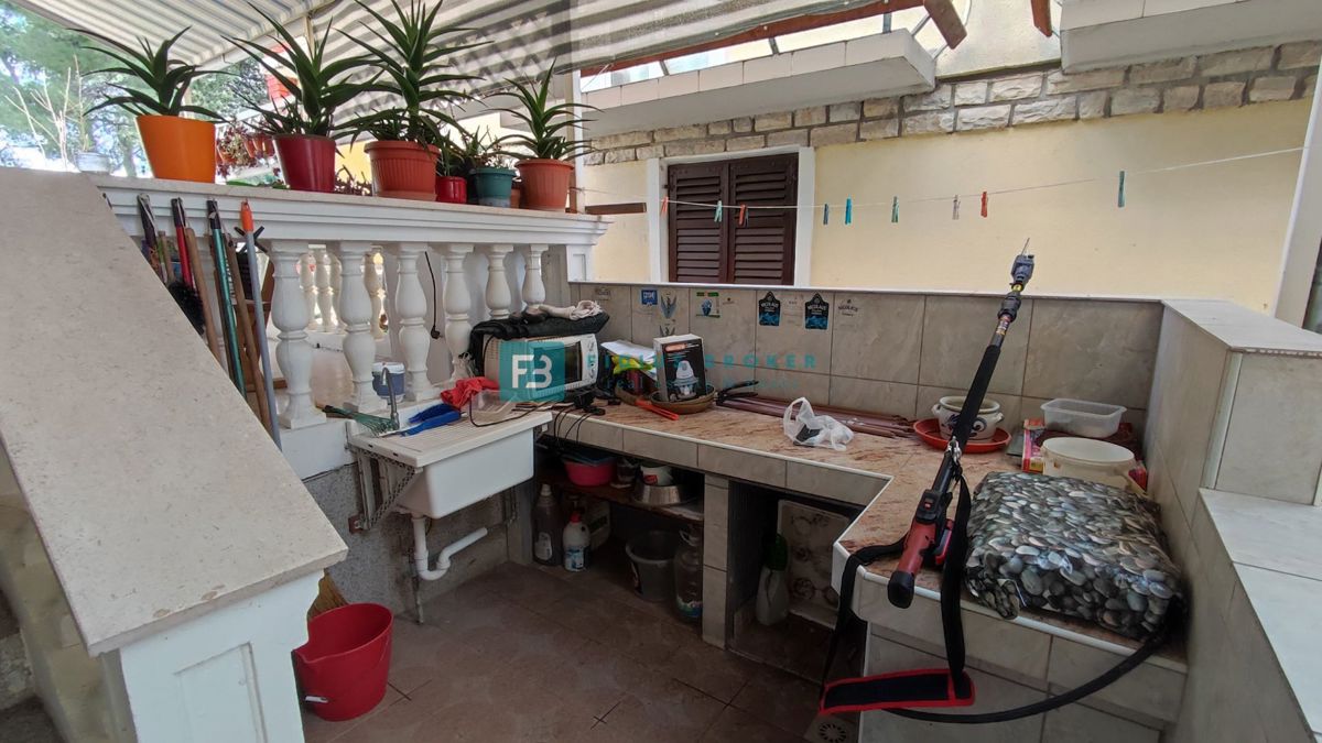 VODICE, vrhunska lokacija, apartmajska hiša, 350 m od plaže, garaža