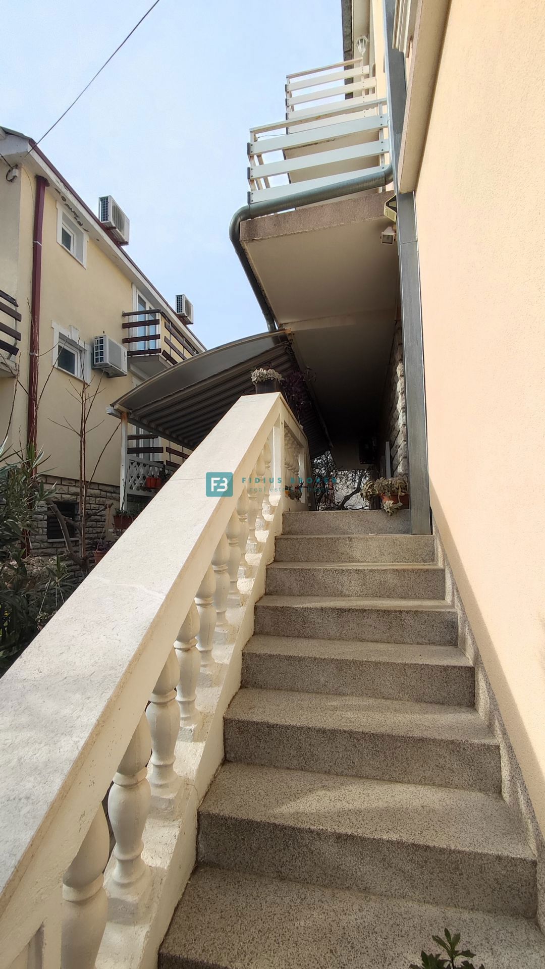 VODICE, vrhunska lokacija, apartmajska hiša, 350 m od plaže, garaža