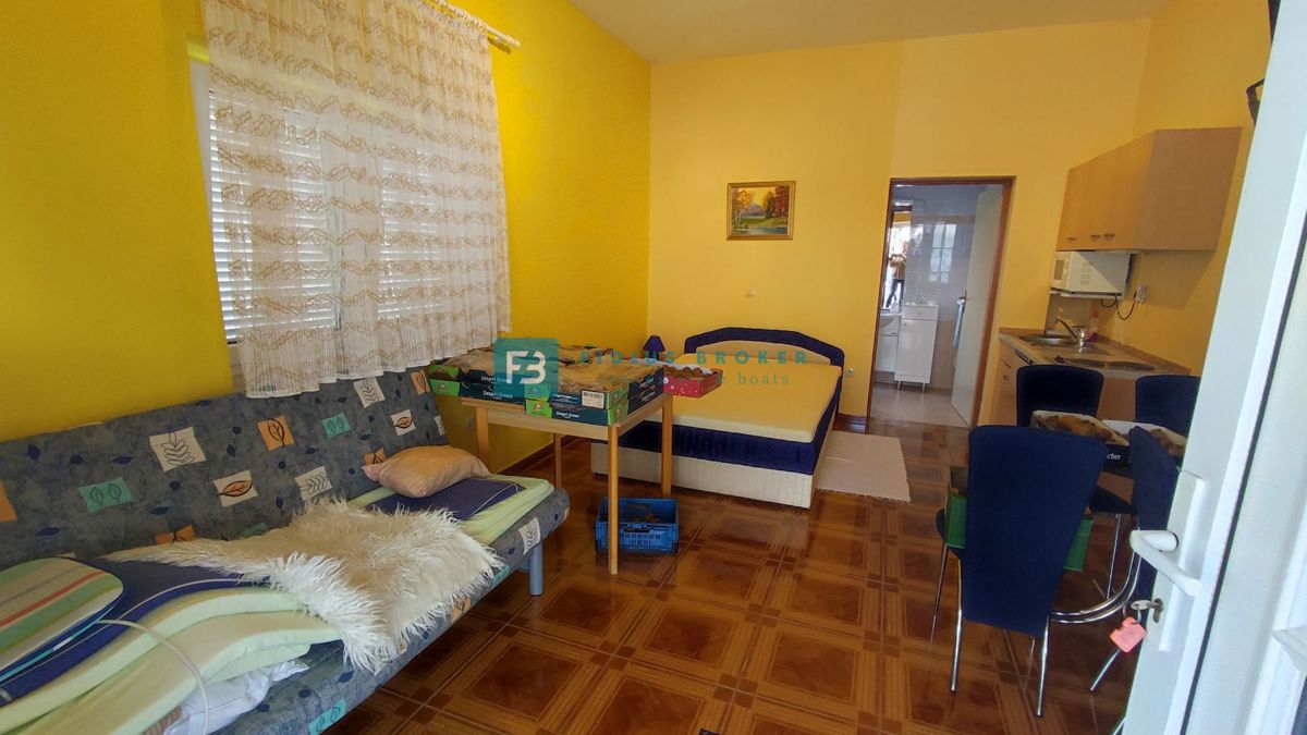 VODICE, vrhunska lokacija, apartmajska hiša, 350 m od plaže, garaža