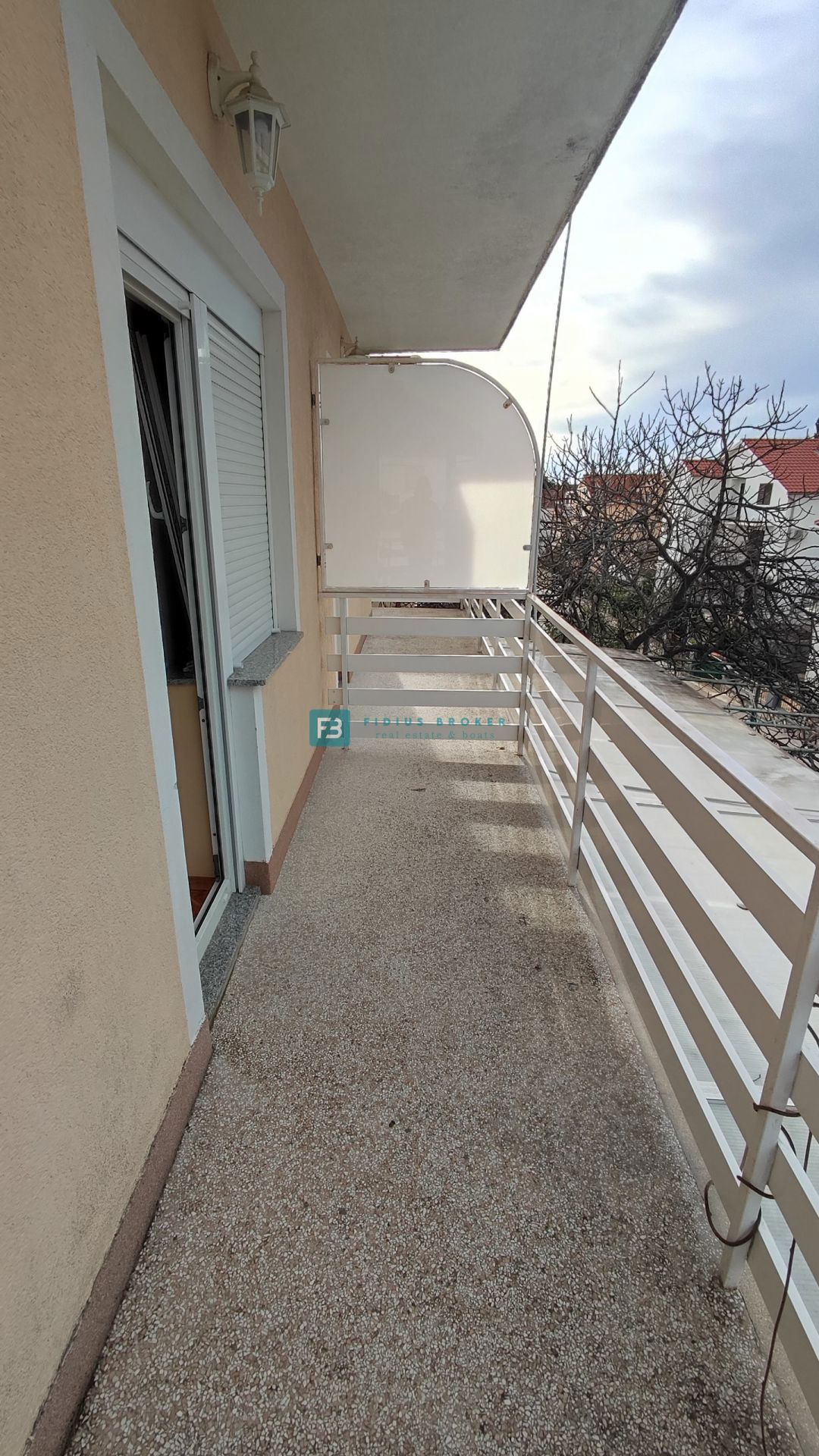 VODICE, vrhunska lokacija, apartmajska hiša, 350 m od plaže, garaža