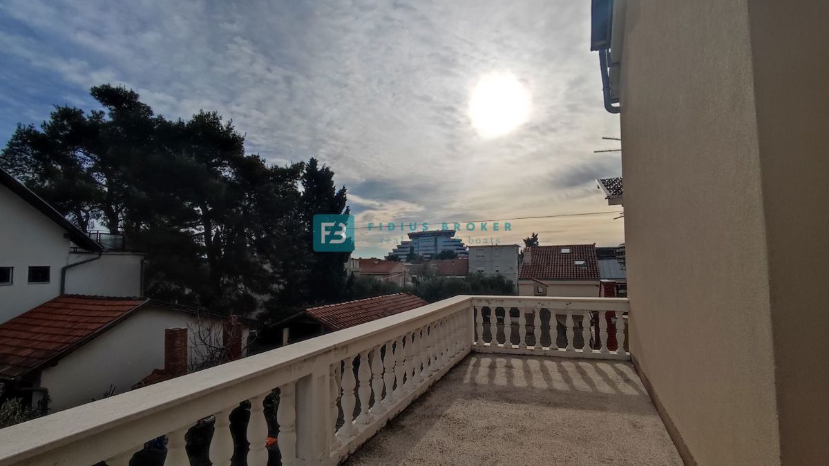 VODICE, vrhunska lokacija, apartmajska hiša, 350 m od plaže, garaža