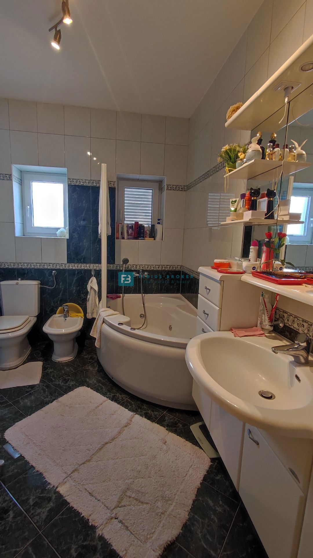 VODICE, vrhunska lokacija, apartmajska hiša, 350 m od plaže, garaža