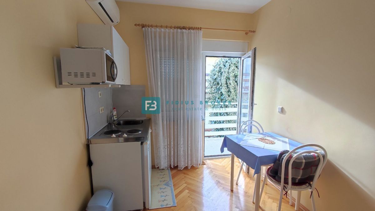 VODICE, vrhunska lokacija, apartmajska hiša, 350 m od plaže, garaža