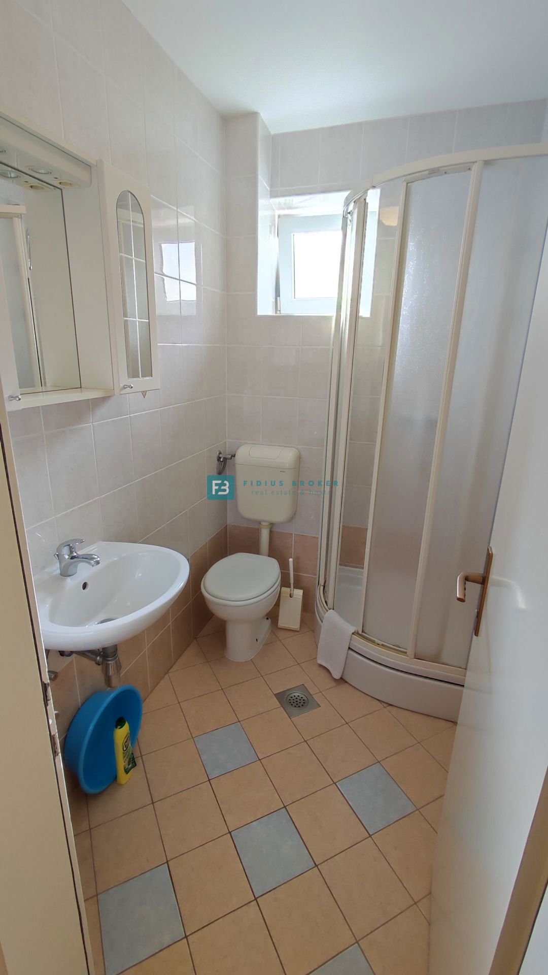 VODICE, vrhunska lokacija, apartmajska hiša, 350 m od plaže, garaža