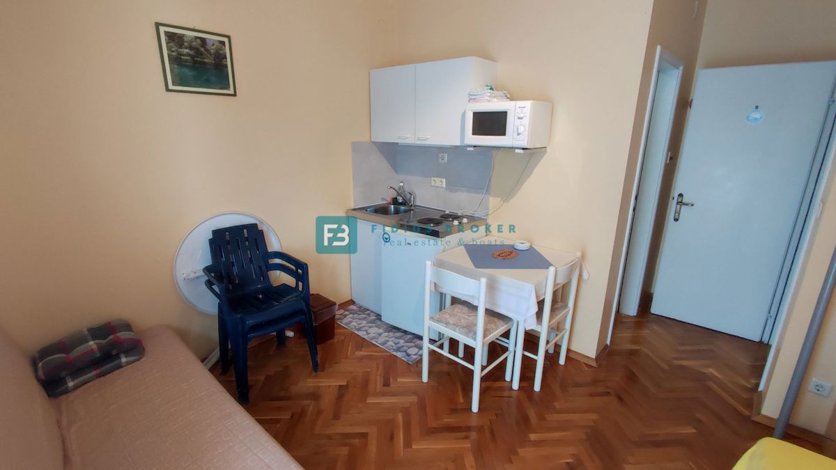 VODICE, vrhunska lokacija, apartmajska hiša, 350 m od plaže, garaža