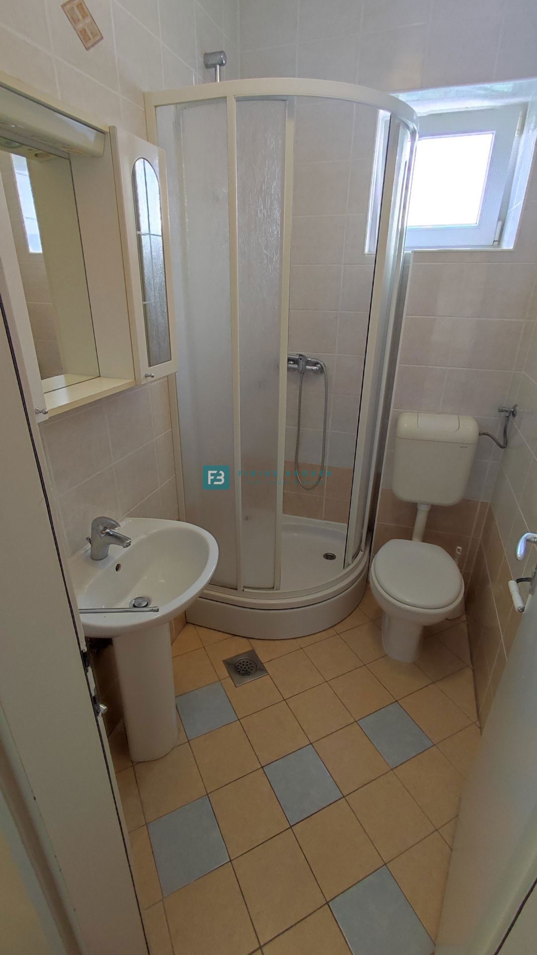 VODICE, vrhunska lokacija, apartmajska hiša, 350 m od plaže, garaža