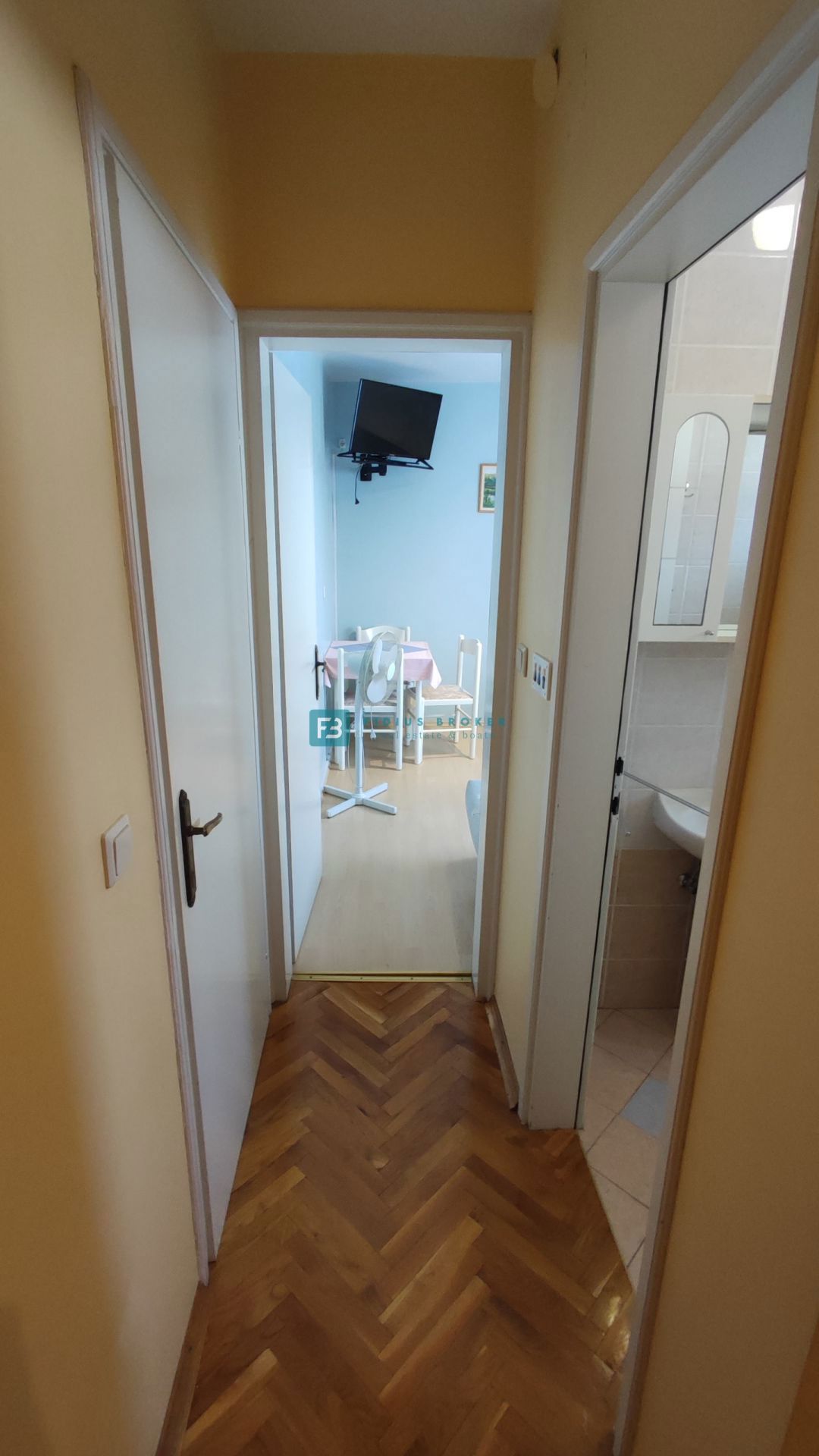 VODICE, vrhunska lokacija, apartmajska hiša, 350 m od plaže, garaža