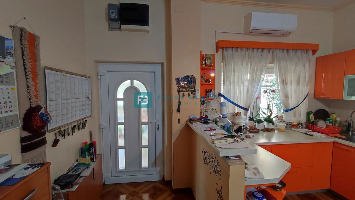 VODICE, vrhunska lokacija, apartmajska hiša, 350 m od plaže, garaža