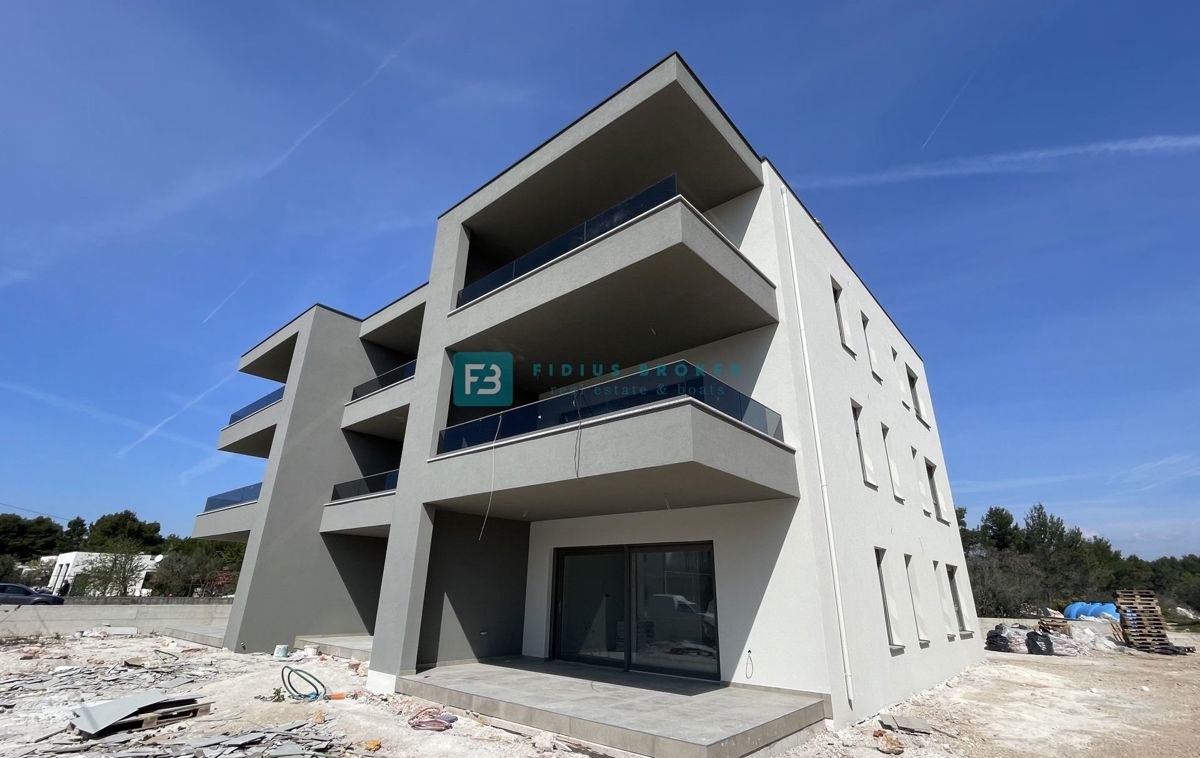 VODICE - SRIMA, novogradnja, top lokacija, 300 m od morja, 3sob