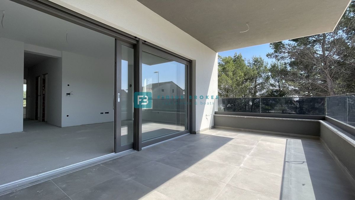 VODICE - SRIMA, novogradnja, top lokacija, 300 m od morja, 3sob