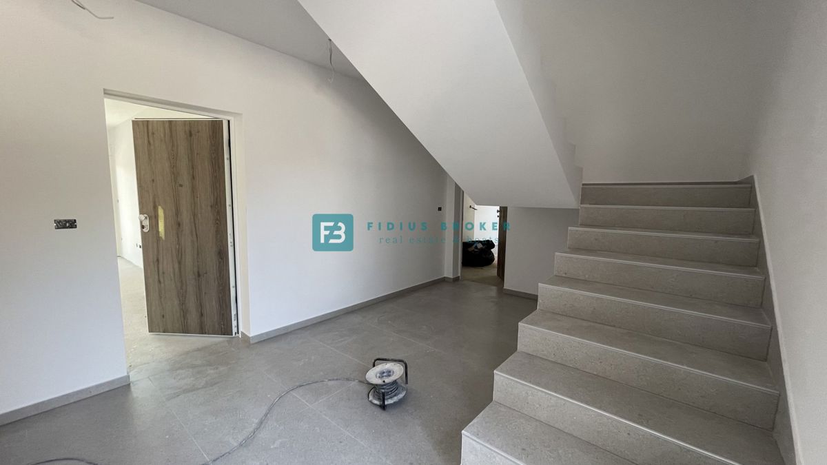 VODICE - SRIMA, novogradnja, top lokacija, 300 m od morja, 3sob