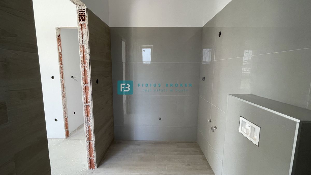 VODICE - SRIMA, novogradnja, top lokacija, 300 m od morja, 3sob