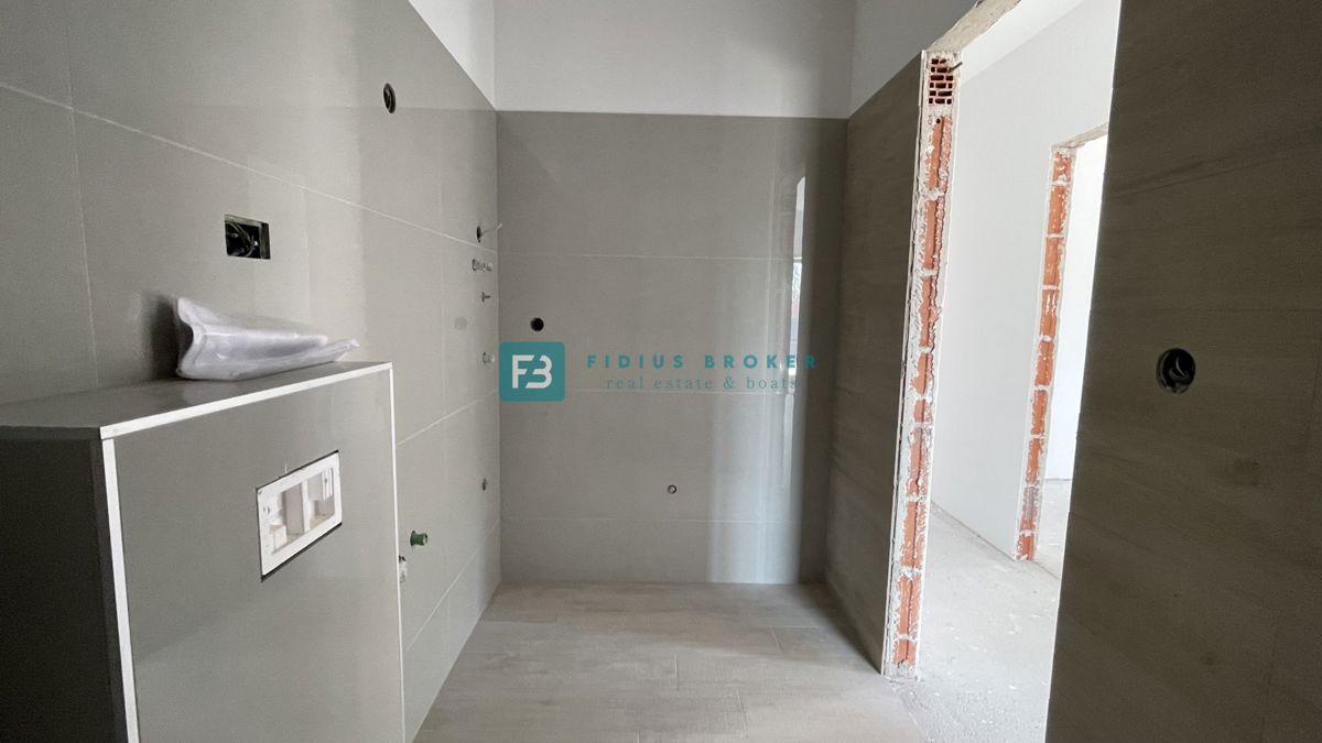 VODICE - SRIMA, novogradnja, top lokacija, 300 m od morja, 3sob