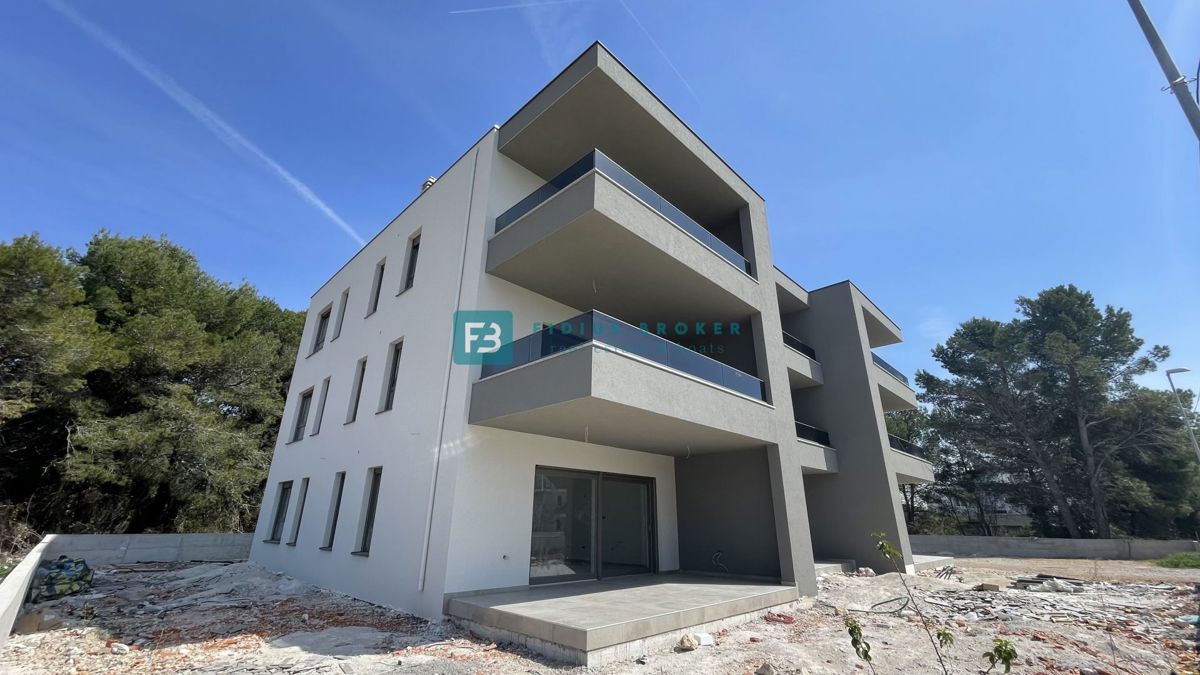 VODICE - SRIMA, novogradnja, top lokacija, 300 m od morja, 3sob