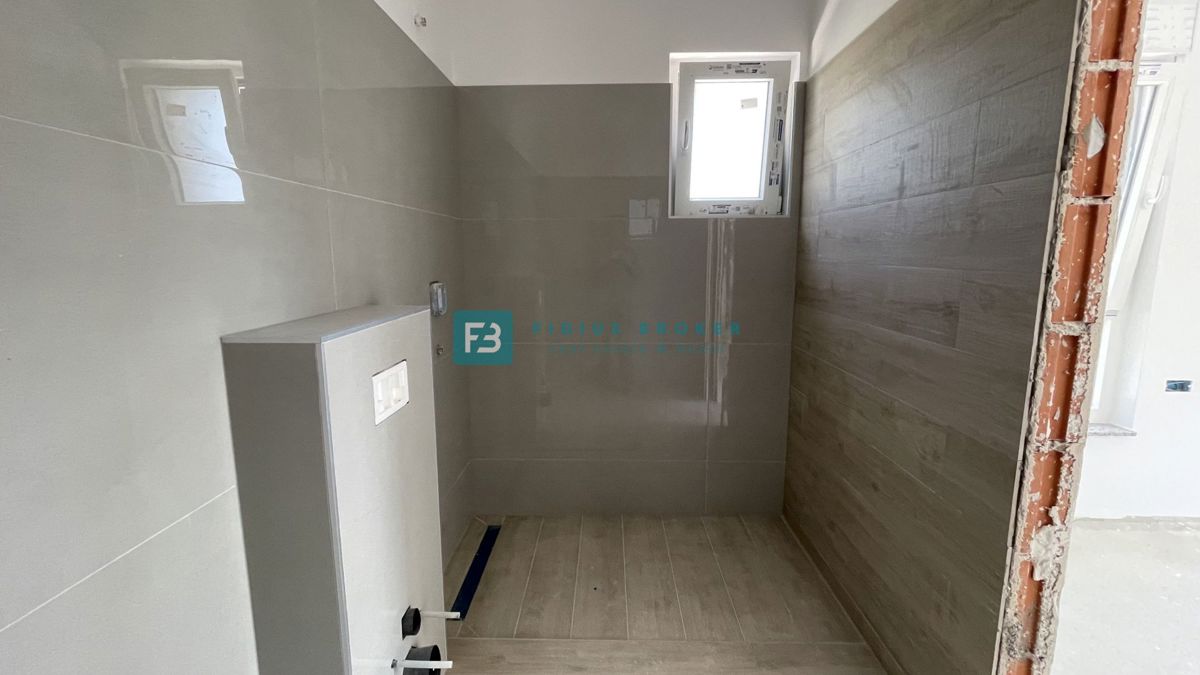 VODICE - SRIMA, novogradnja, top lokacija, 300 m od morja, 3sob