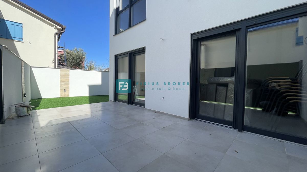 VODICE - SRIMA, nova, dvojček, 300 m do plaže, pogled na morje, S1