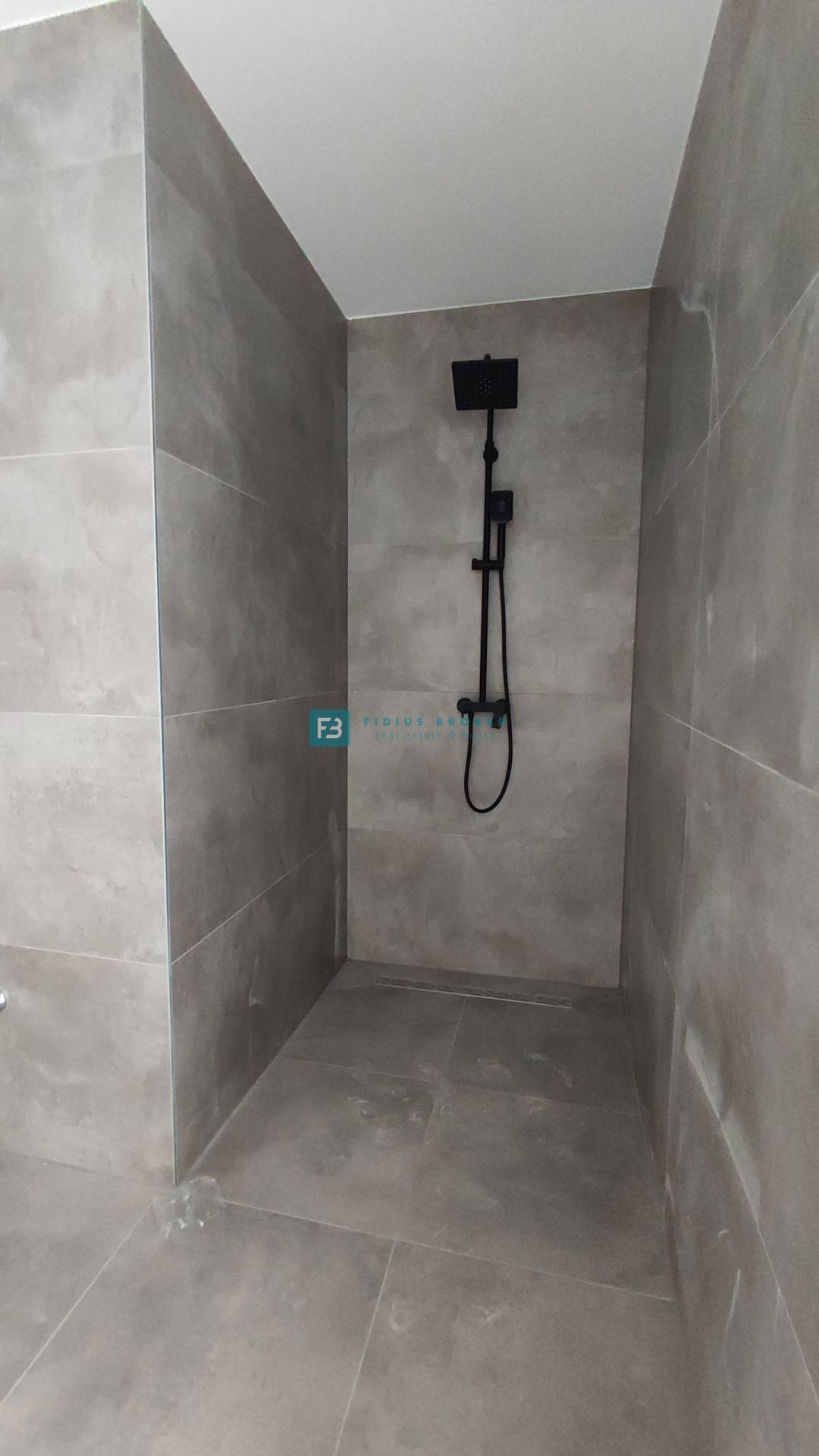 VODICE, novogradnja, dvoetažno stanovanje, vrt 140 m2, 3 ss