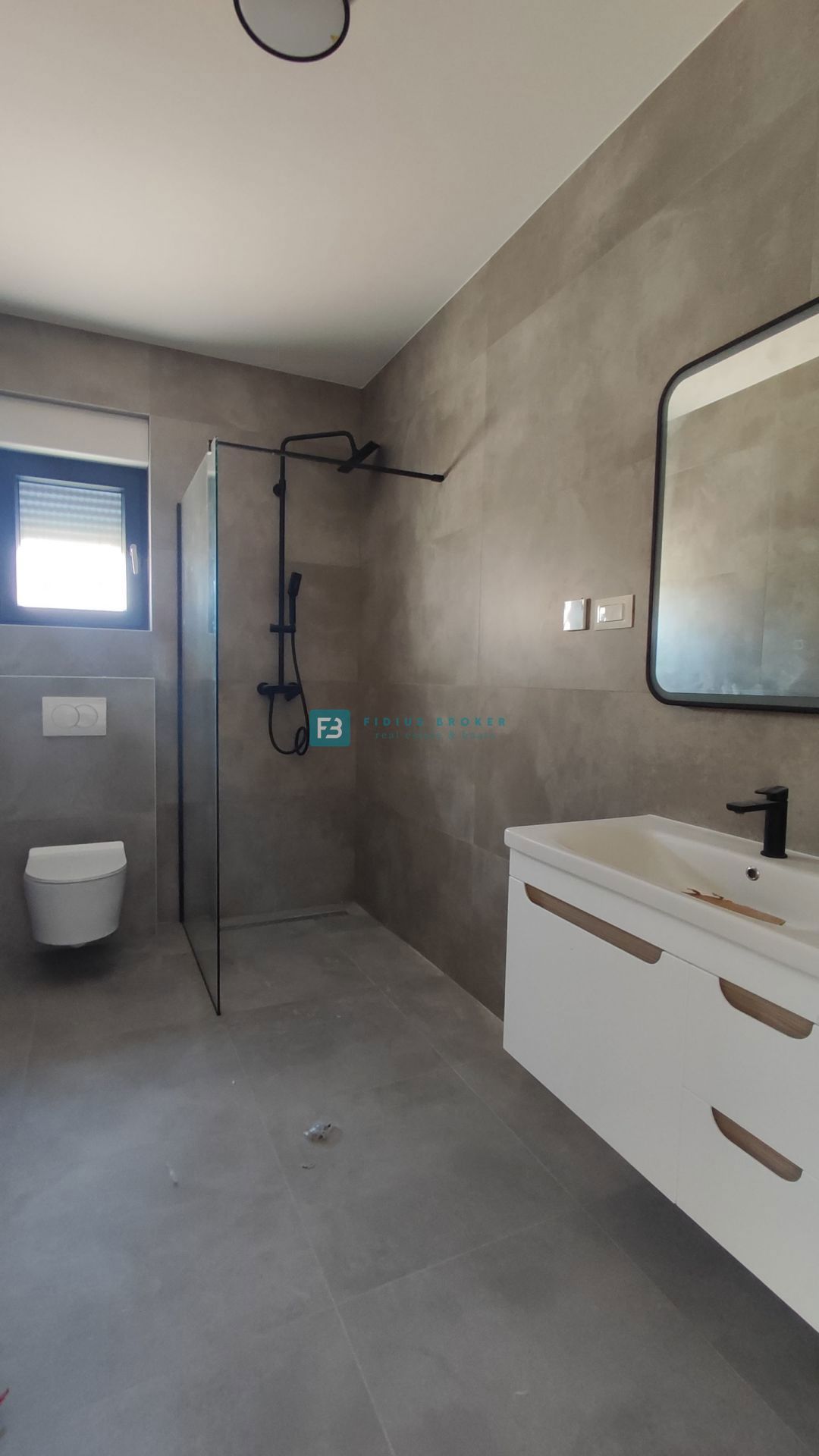VODICE, novogradnja, dvoetažno stanovanje, vrt 140 m2, 3 ss