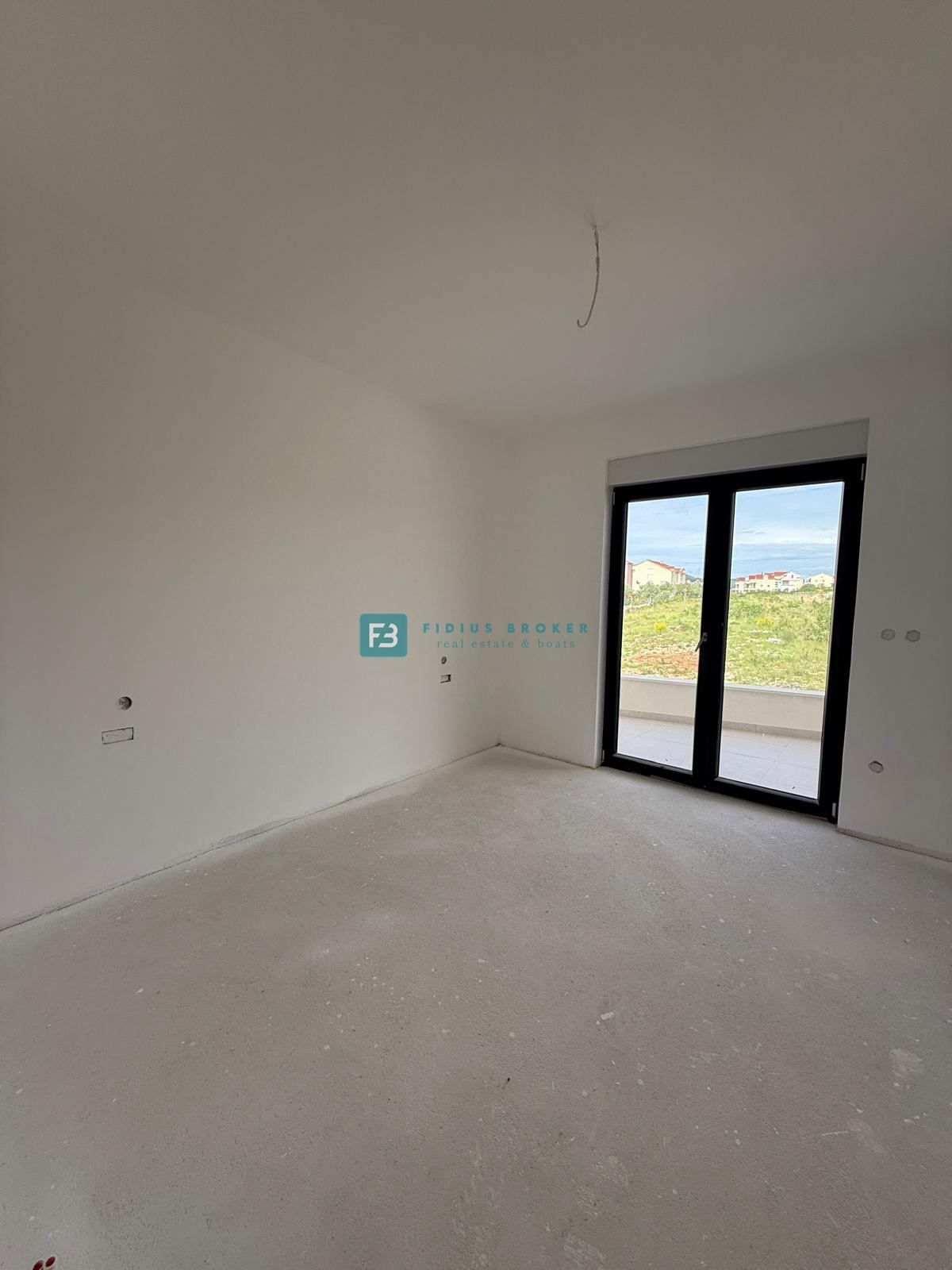 VODICE, novogradnja, dvoetažno stanovanje, vrt 140 m2, 3 ss