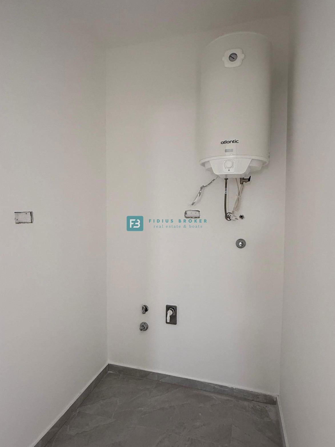 VODICE, novogradnja, dvoetažno stanovanje, vrt 140 m2, 3 ss