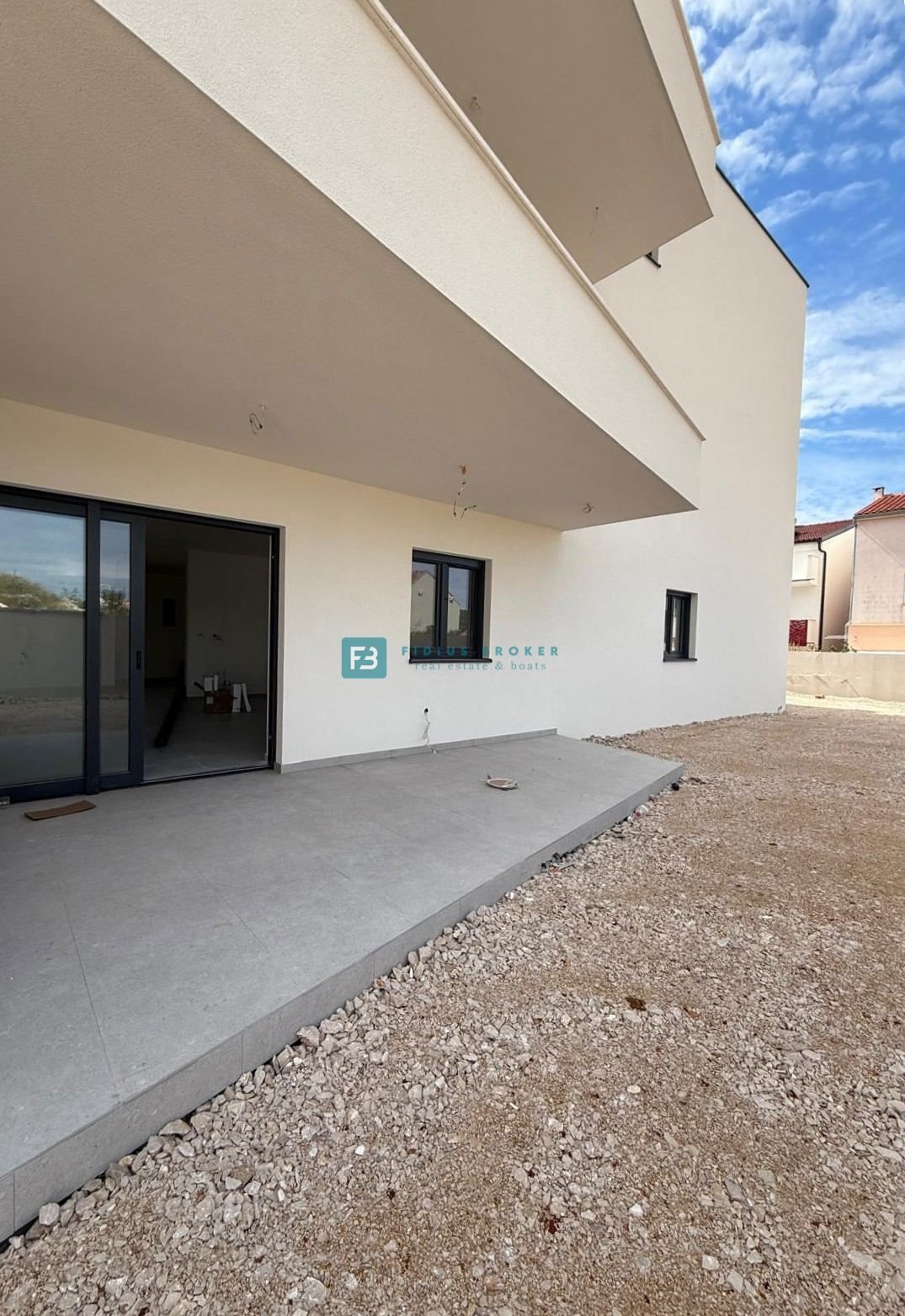 VODICE, novogradnja, dvoetažno stanovanje, vrt 140 m2, 3 ss