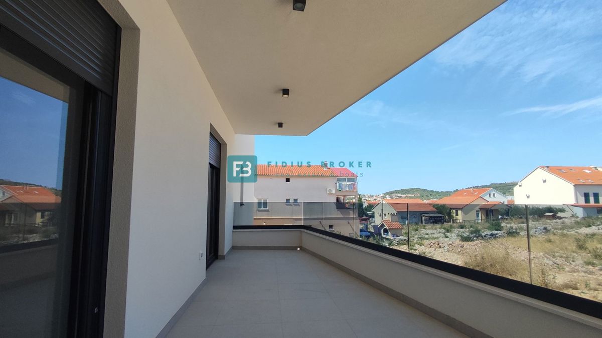 VODICE, novogradnja, dvoetažno stanovanje, vrt 140 m2, 3 ss