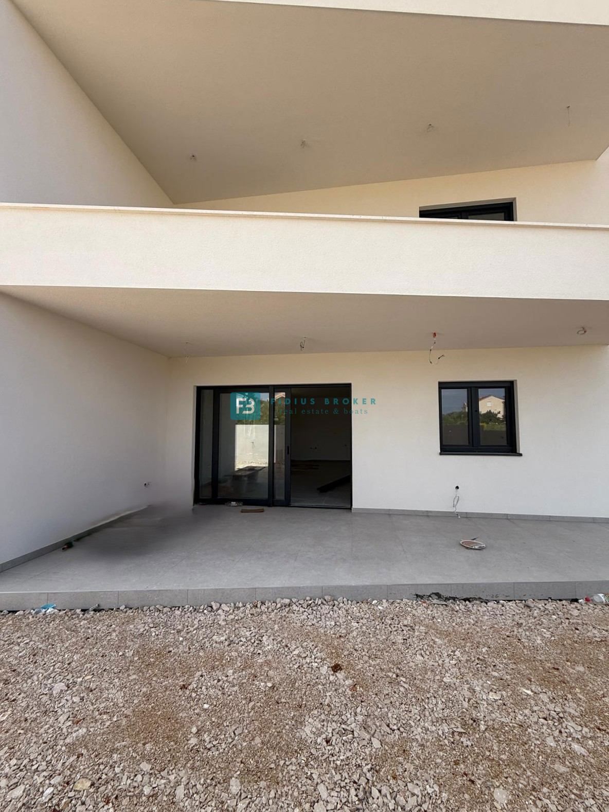 VODICE, novogradnja, dvoetažno stanovanje, vrt 140 m2, 3 ss