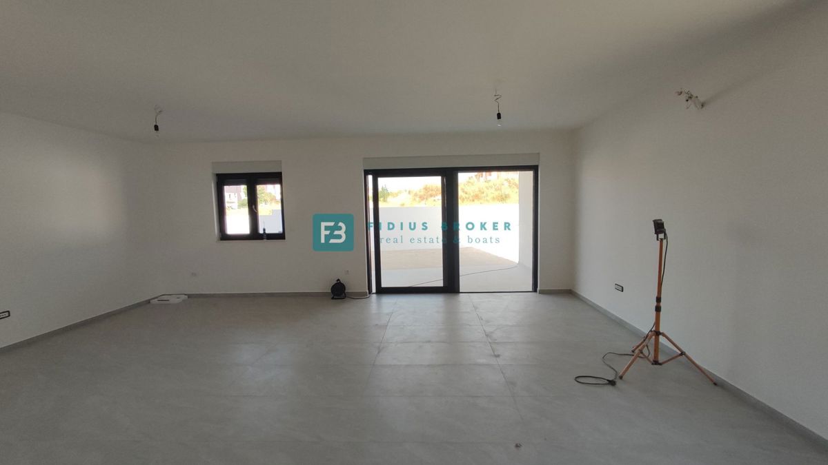 VODICE, novogradnja, dvoetažno stanovanje, vrt 140 m2, 3 ss
