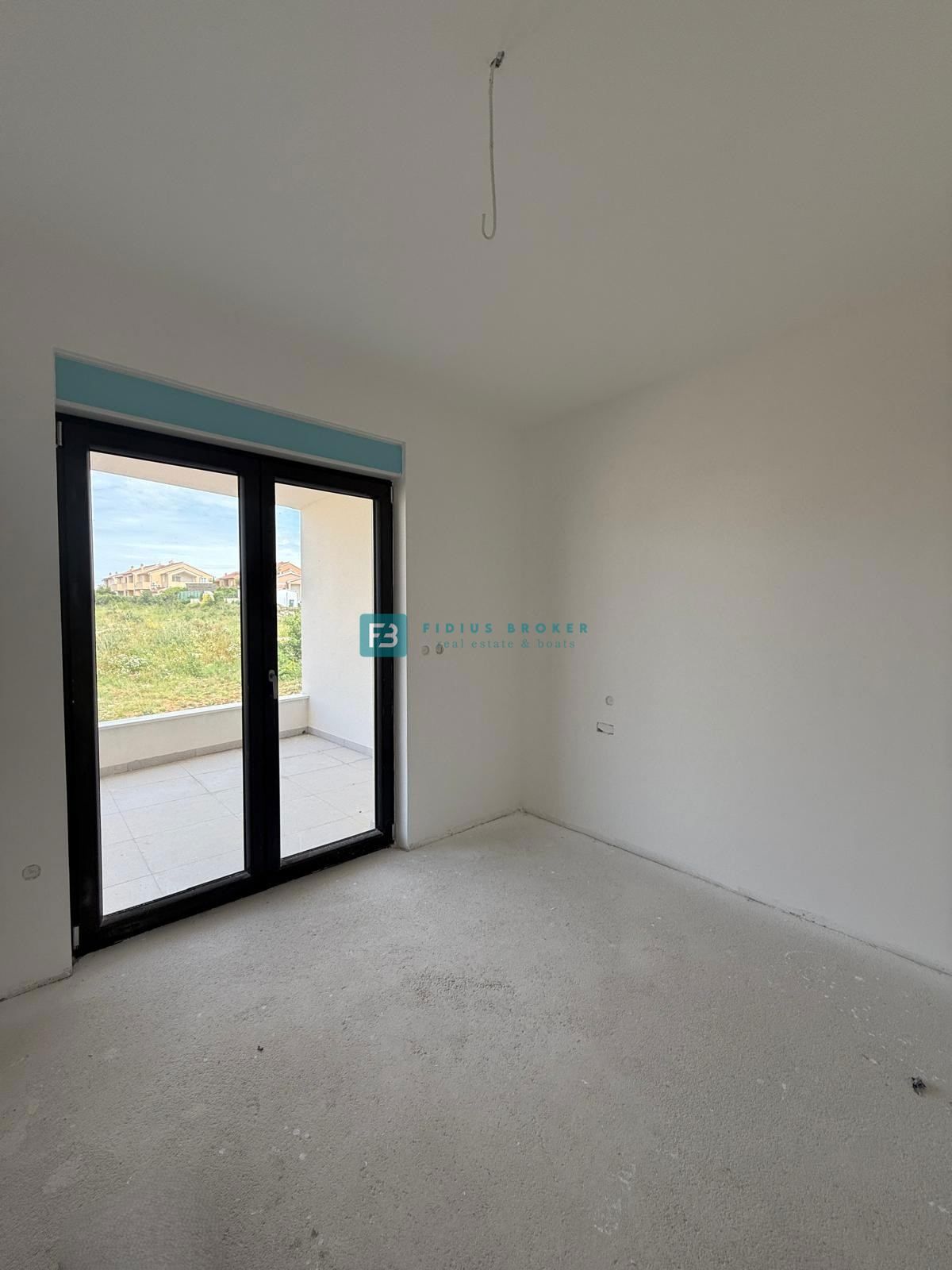 VODICE, novogradnja, dvoetažno stanovanje, vrt 140 m2, 3 ss