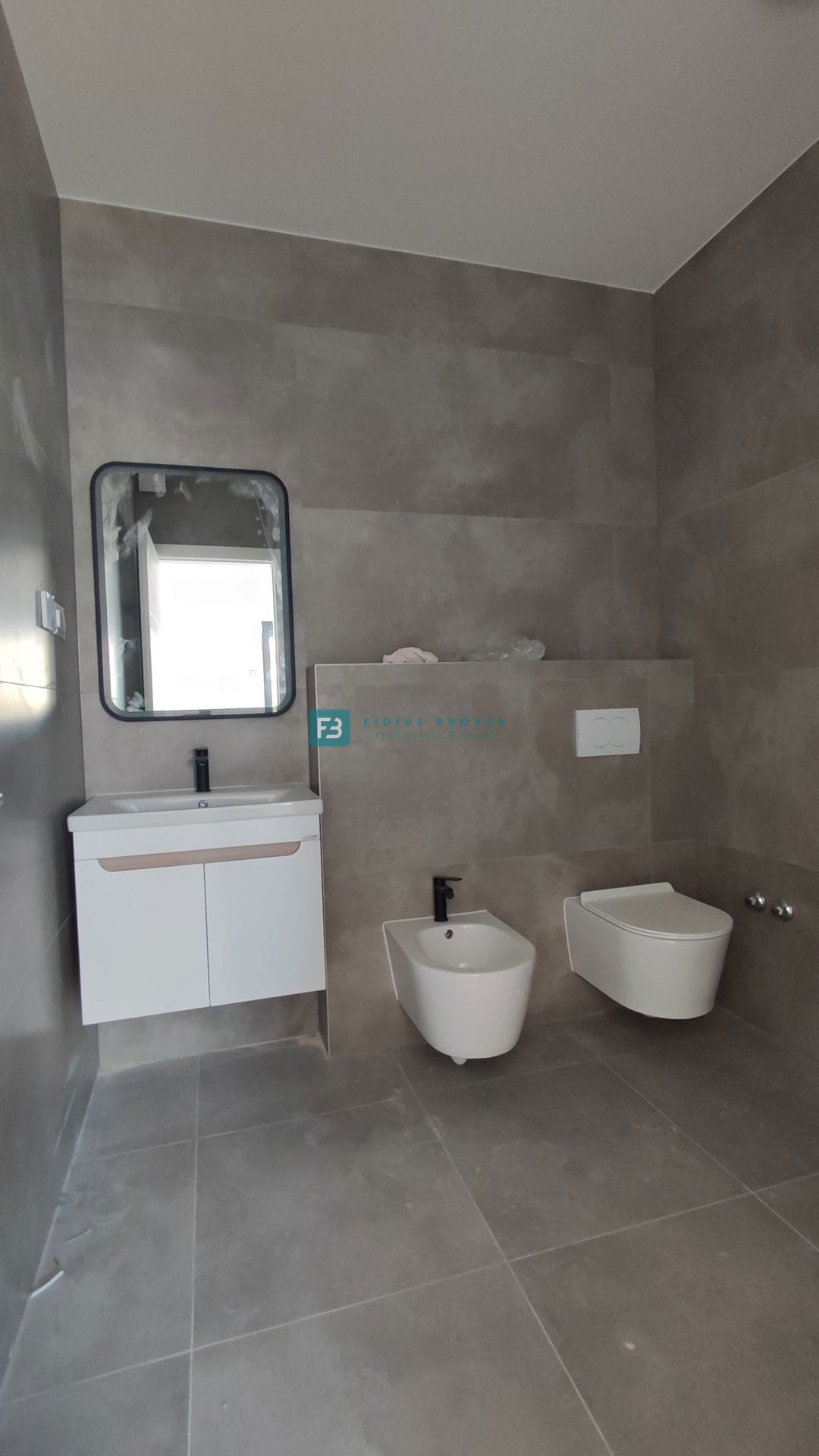 VODICE, novogradnja, dvoetažno stanovanje, vrt 140 m2, 3 ss