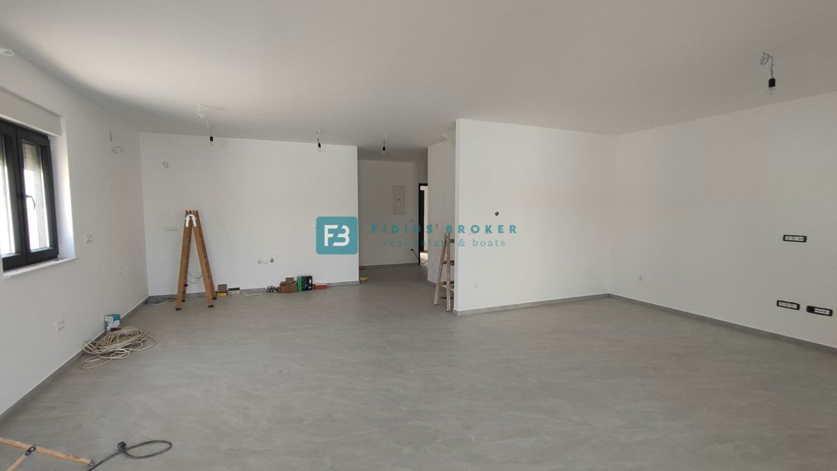 VODICE, novogradnja, dvoetažno stanovanje, vrt 140 m2, 3 ss