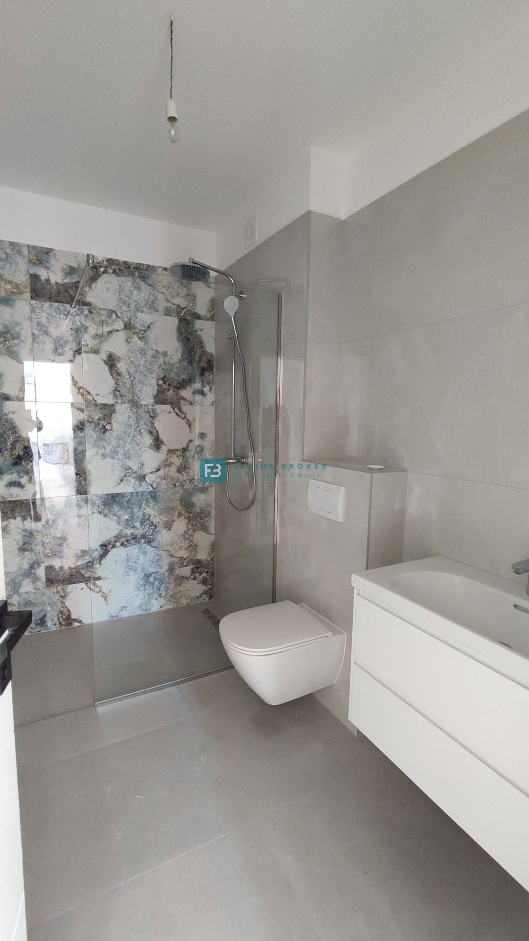 TRIBUNJ, novogradnja, pritličje, 350 m od morja, vrt 121 m2